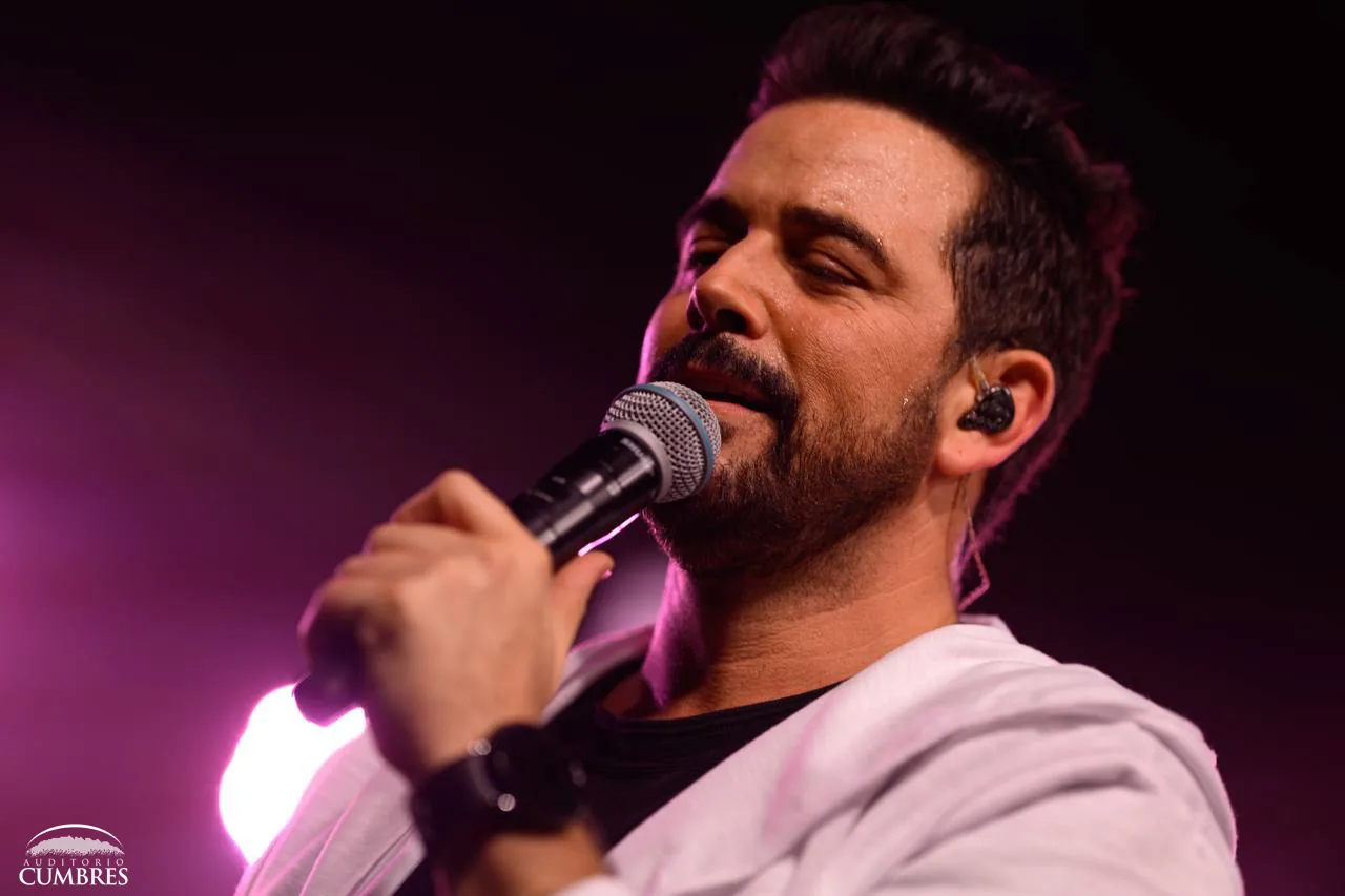 Primer plano de Mane de la Parra cantando