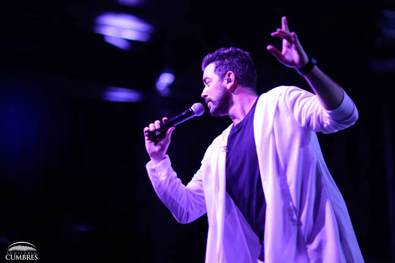 Mane de la Parra cantando en vivo