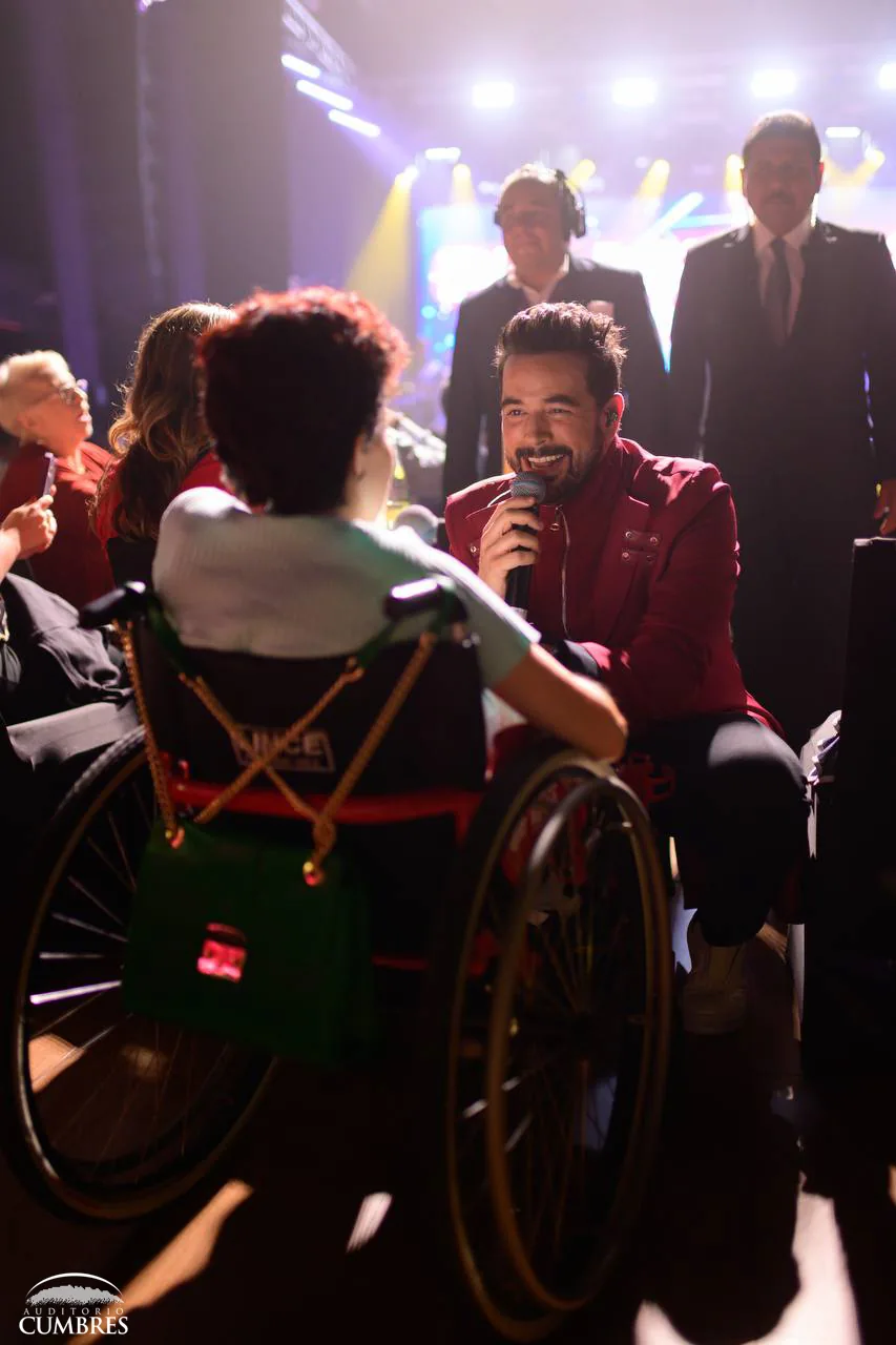 Mane de la Parra compartiendo una canción de cerca con una persona del público